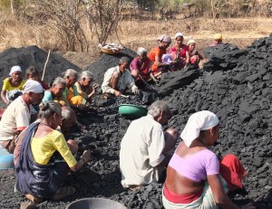 Breaking coal for brick kiln Credit: Penny Vera Sanso and CLPHRS, Chennai